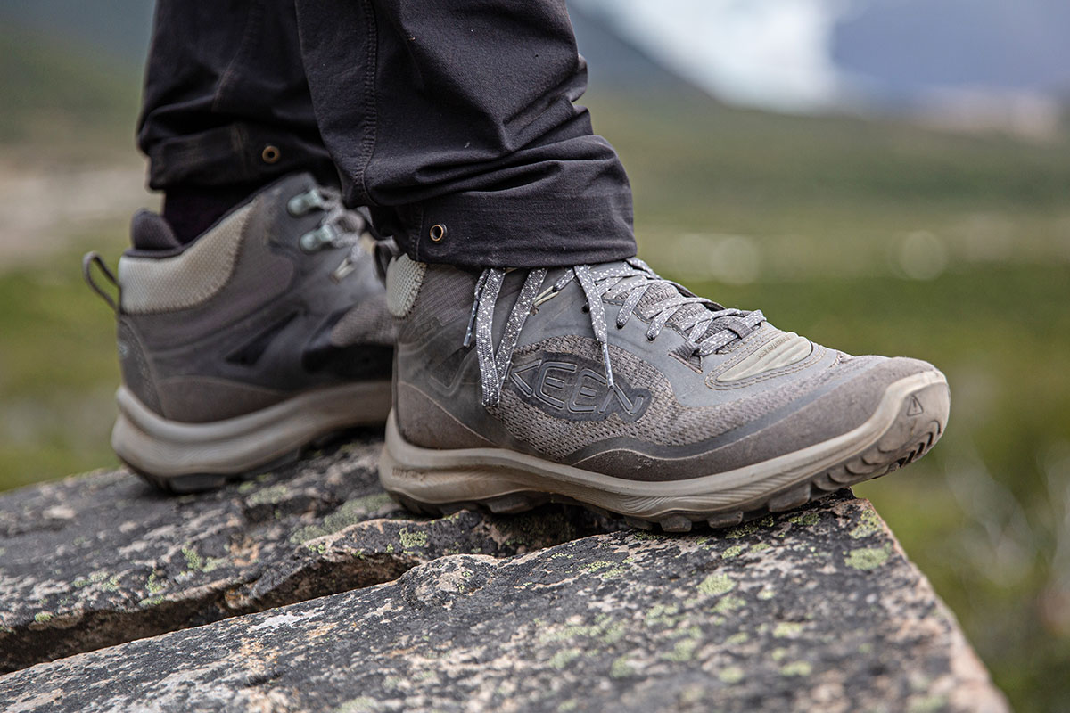 Keen black best sale hiking boots